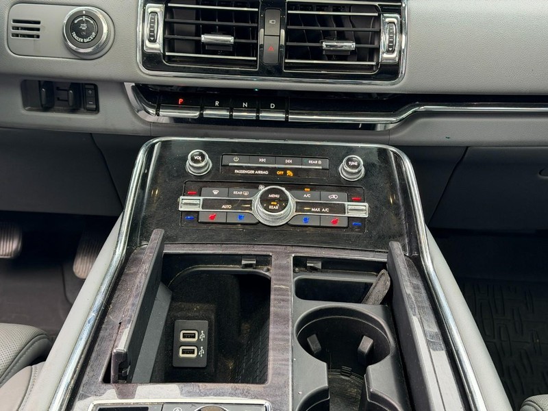 Lincoln Navigator Vehicle Full-screen Gallery Image 15