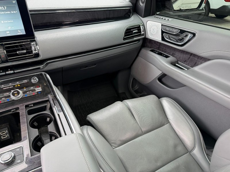 Lincoln Navigator Vehicle Full-screen Gallery Image 16