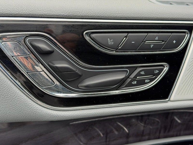 Lincoln Navigator Vehicle Full-screen Gallery Image 18