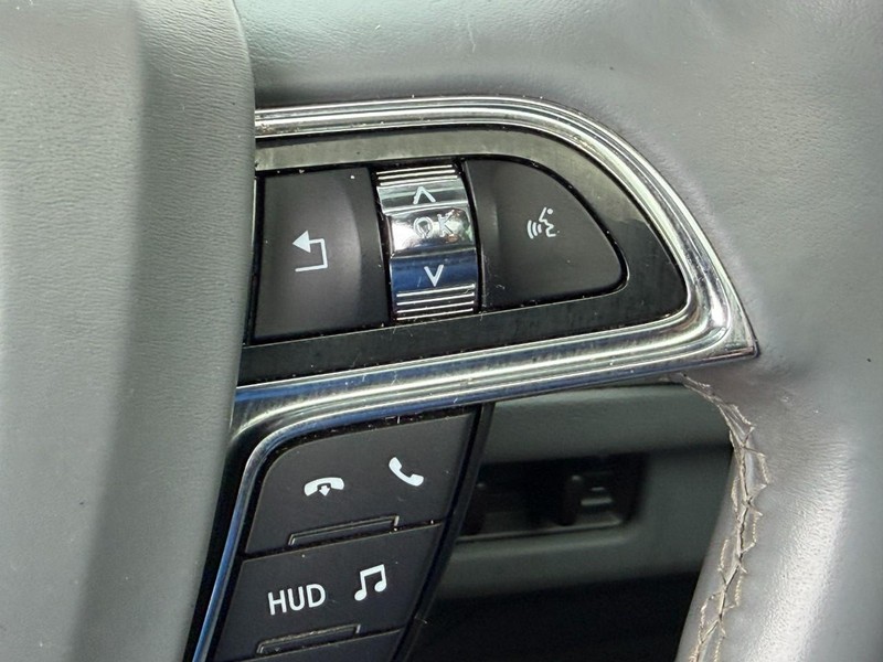 Lincoln Navigator Vehicle Full-screen Gallery Image 21