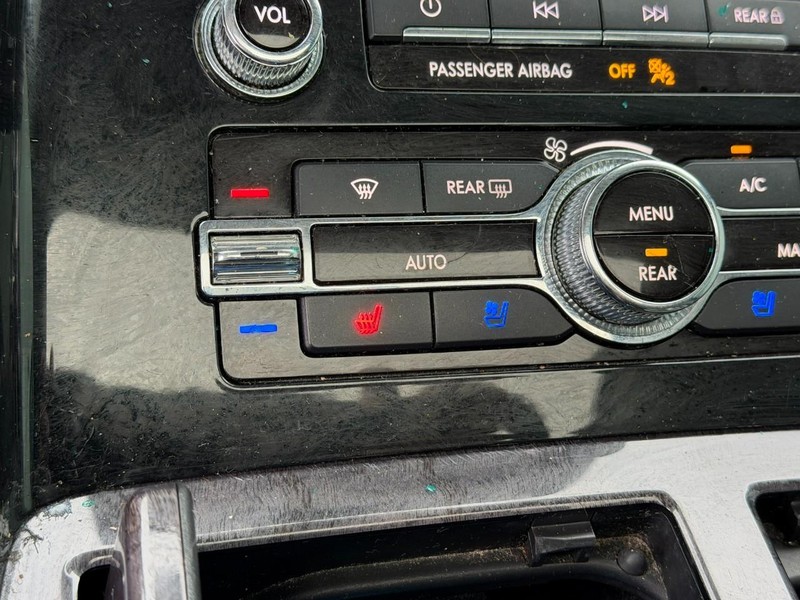 Lincoln Navigator Vehicle Full-screen Gallery Image 23