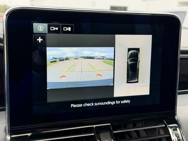 Lincoln Navigator Vehicle Full-screen Gallery Image 24