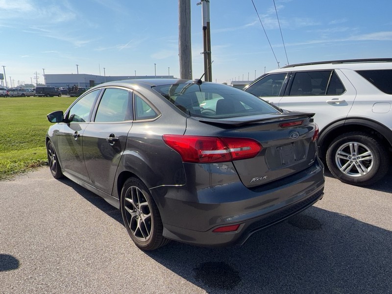 Ford Focus Vehicle Full-screen Gallery Image 3