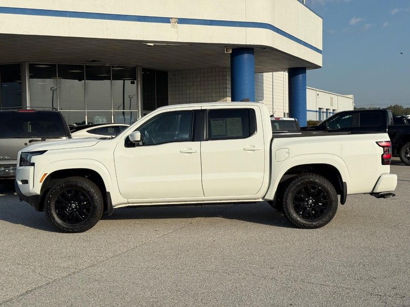 Nissan Frontier Vehicle Full-screen Gallery Image 2