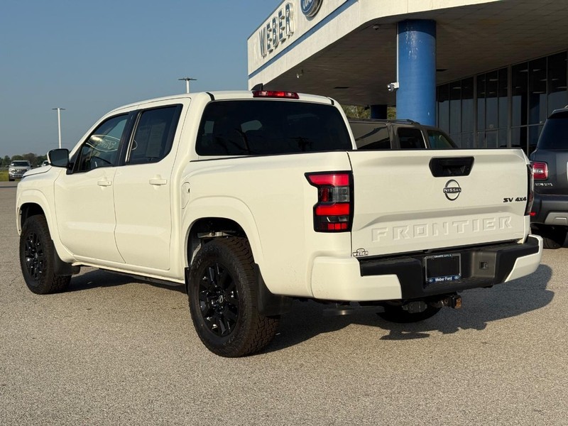 Nissan Frontier Vehicle Full-screen Gallery Image 3