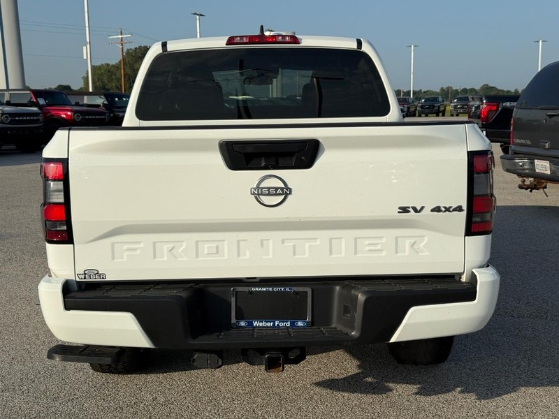 Nissan Frontier Vehicle Full-screen Gallery Image 4
