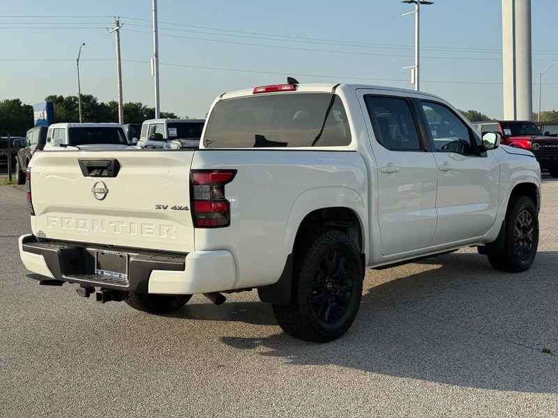 Nissan Frontier Vehicle Full-screen Gallery Image 5