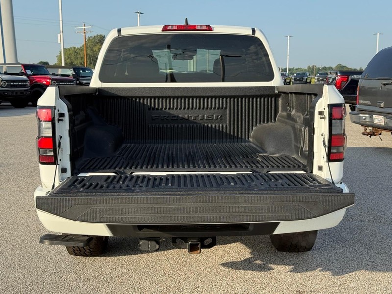 Nissan Frontier Vehicle Full-screen Gallery Image 6