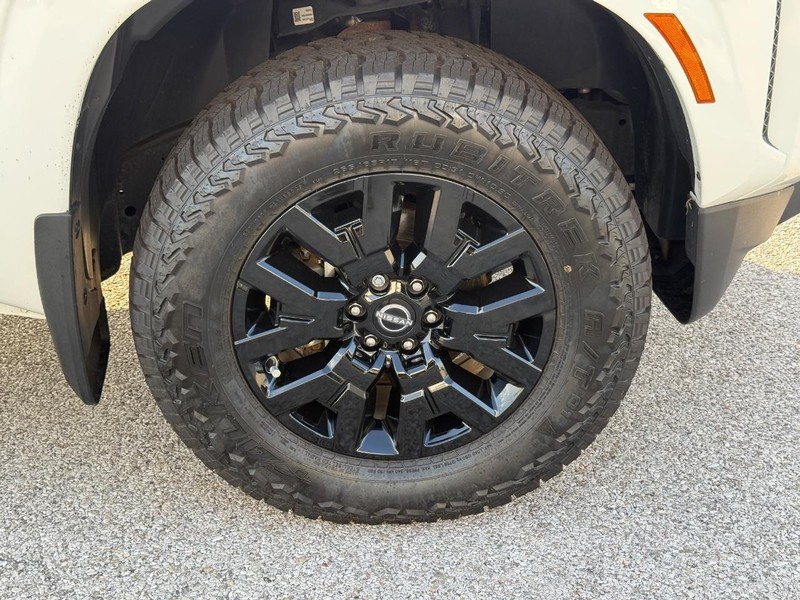 Nissan Frontier Vehicle Full-screen Gallery Image 7