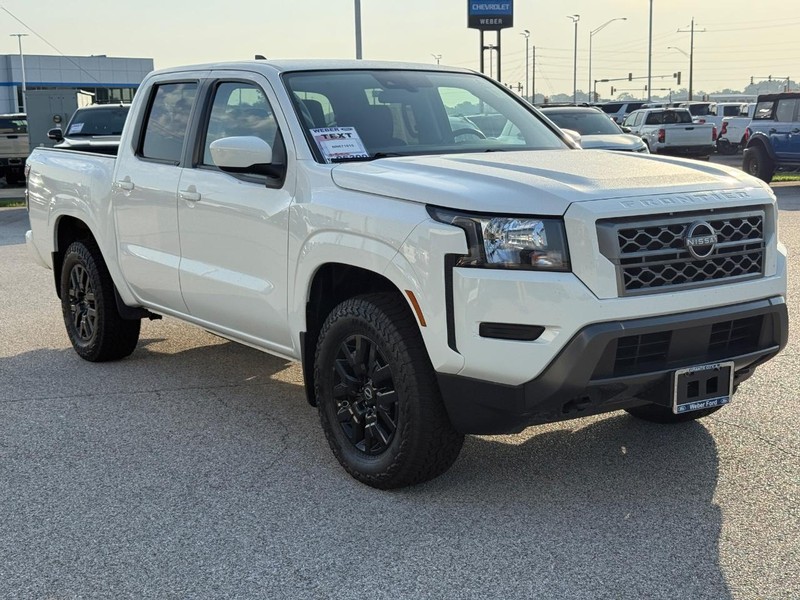 Nissan Frontier Vehicle Full-screen Gallery Image 8