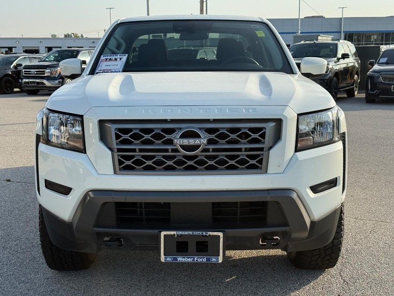 Nissan Frontier Vehicle Full-screen Gallery Image 9