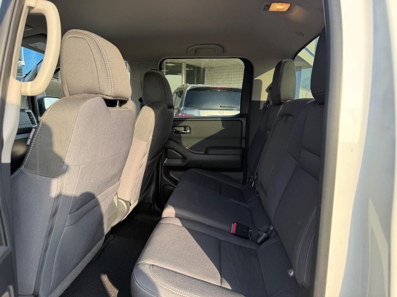 Nissan Frontier Vehicle Full-screen Gallery Image 10