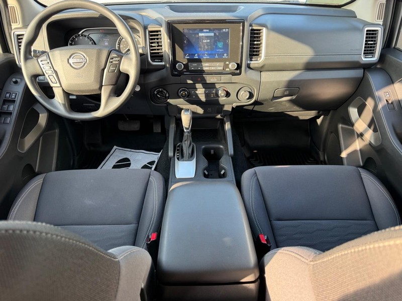 Nissan Frontier Vehicle Full-screen Gallery Image 11