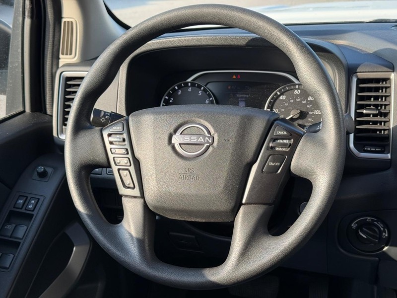 Nissan Frontier Vehicle Full-screen Gallery Image 12