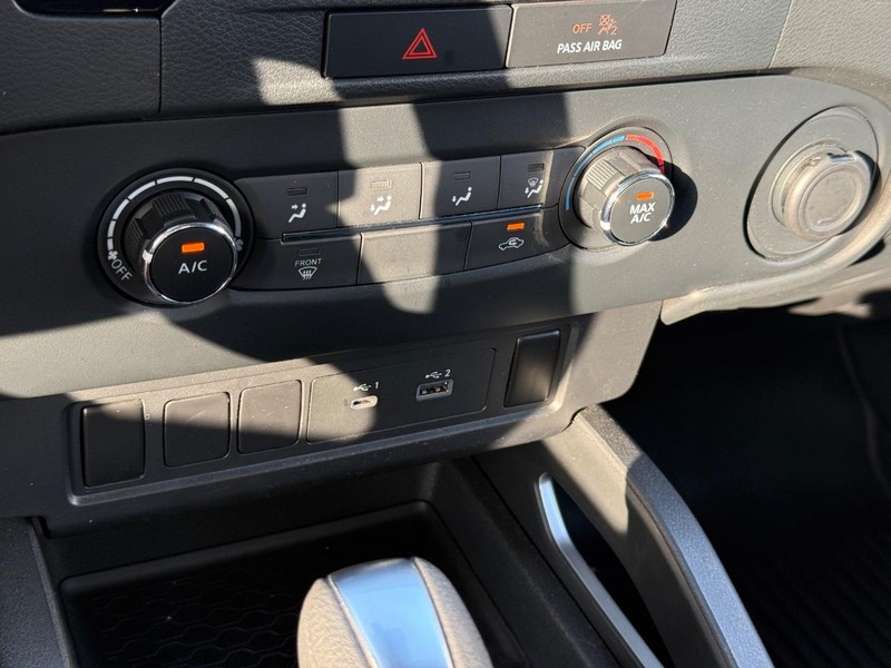 Nissan Frontier Vehicle Full-screen Gallery Image 17