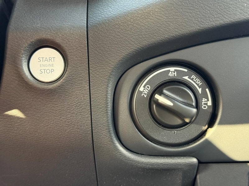 Nissan Frontier Vehicle Full-screen Gallery Image 18