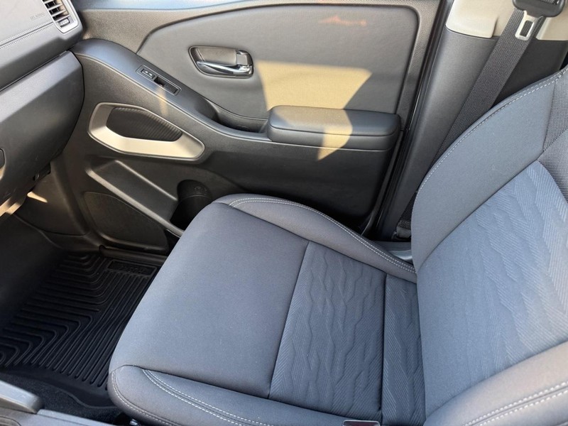 Nissan Frontier Vehicle Full-screen Gallery Image 20