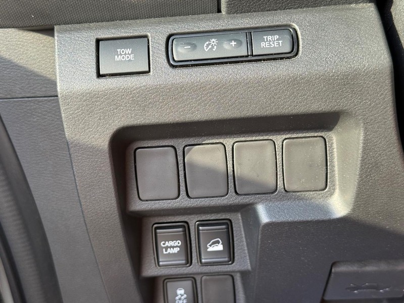 Nissan Frontier Vehicle Full-screen Gallery Image 22