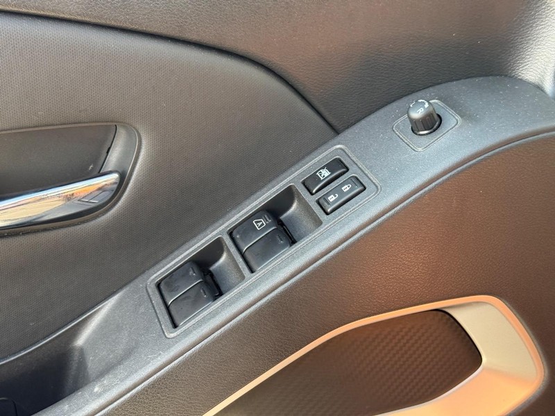 Nissan Frontier Vehicle Full-screen Gallery Image 23