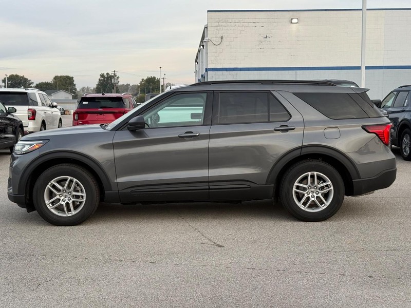Ford Explorer Vehicle Full-screen Gallery Image 2