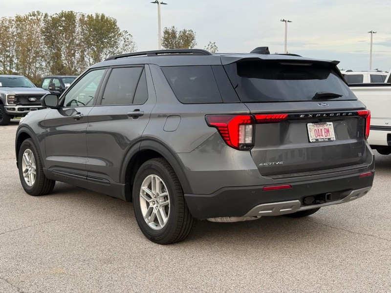 Ford Explorer Vehicle Full-screen Gallery Image 3