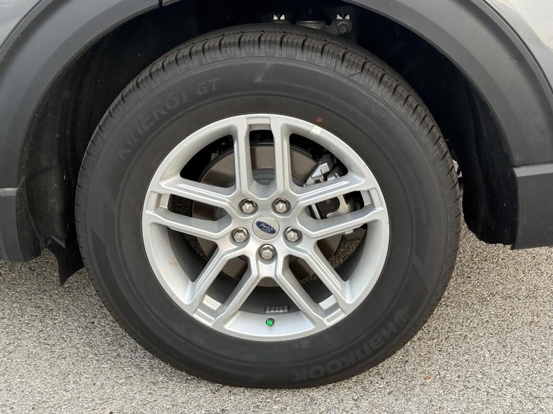 Ford Explorer Vehicle Full-screen Gallery Image 4