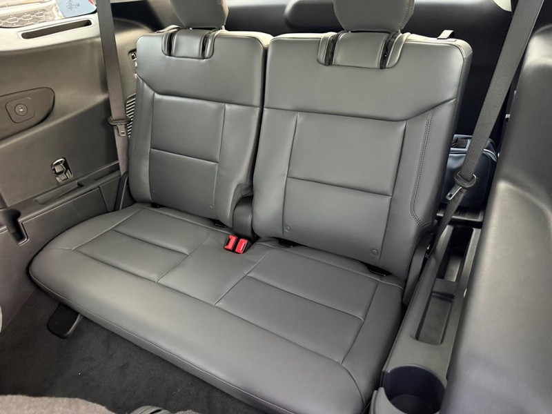 Ford Explorer Vehicle Full-screen Gallery Image 5