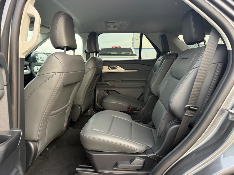 Ford Explorer Vehicle Full-screen Gallery Image 6