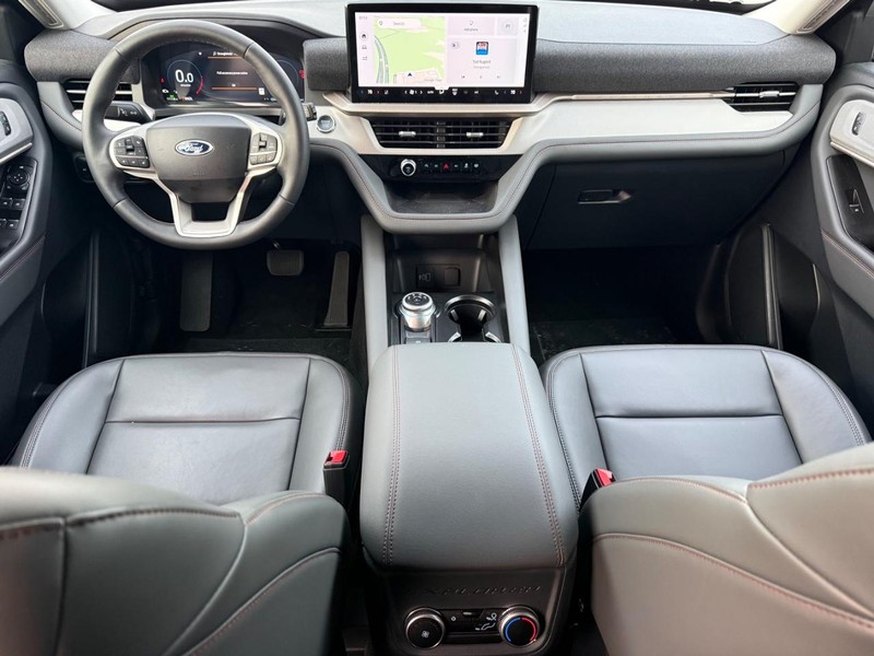 Ford Explorer Vehicle Full-screen Gallery Image 7