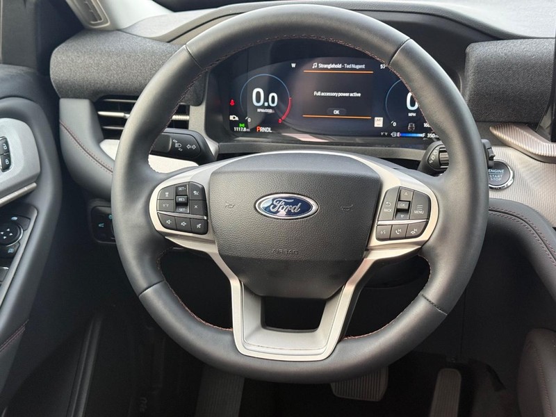 Ford Explorer Vehicle Full-screen Gallery Image 8