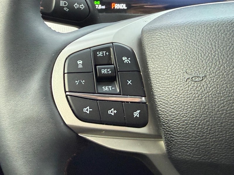 Ford Explorer Vehicle Full-screen Gallery Image 9