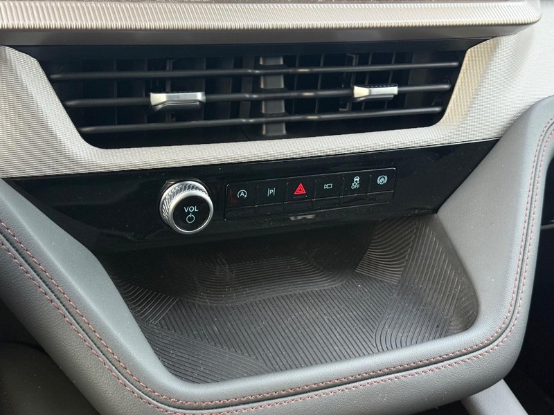 Ford Explorer Vehicle Full-screen Gallery Image 14