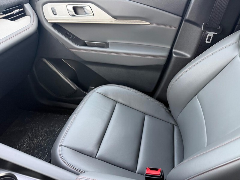 Ford Explorer Vehicle Full-screen Gallery Image 16