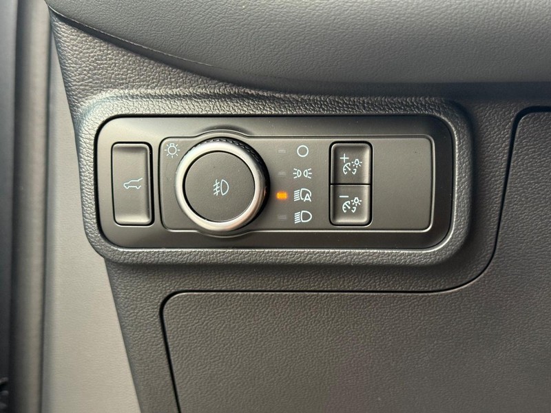 Ford Explorer Vehicle Full-screen Gallery Image 17