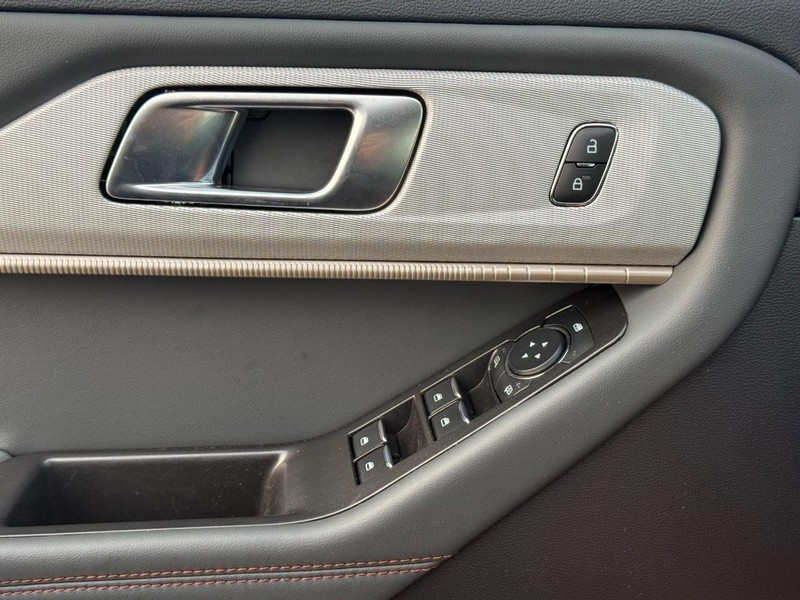 Ford Explorer Vehicle Full-screen Gallery Image 18