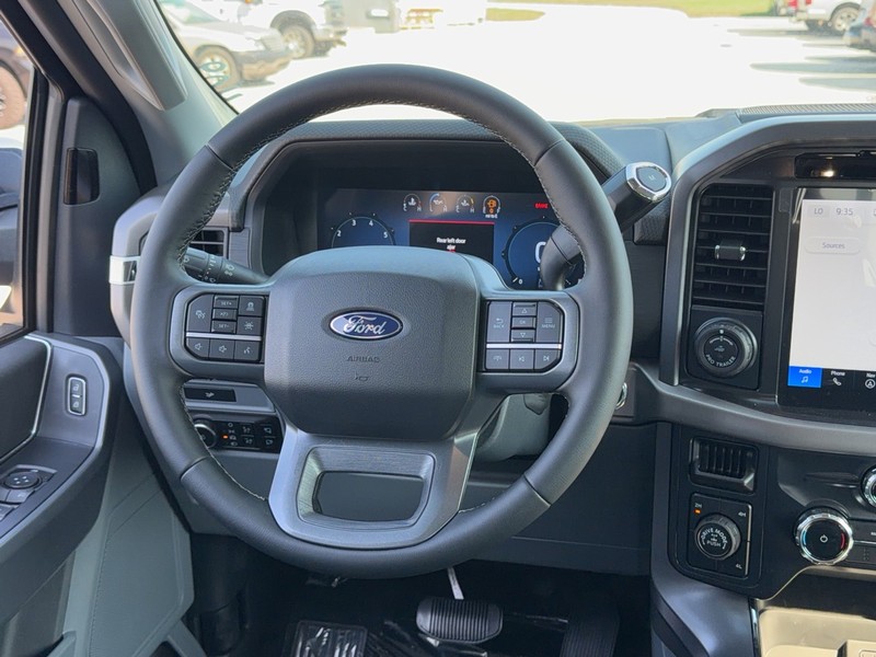 Ford F-150 Vehicle Full-screen Gallery Image 7