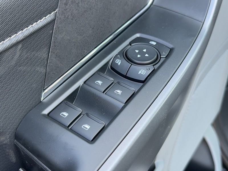 Ford F-150 Vehicle Full-screen Gallery Image 10
