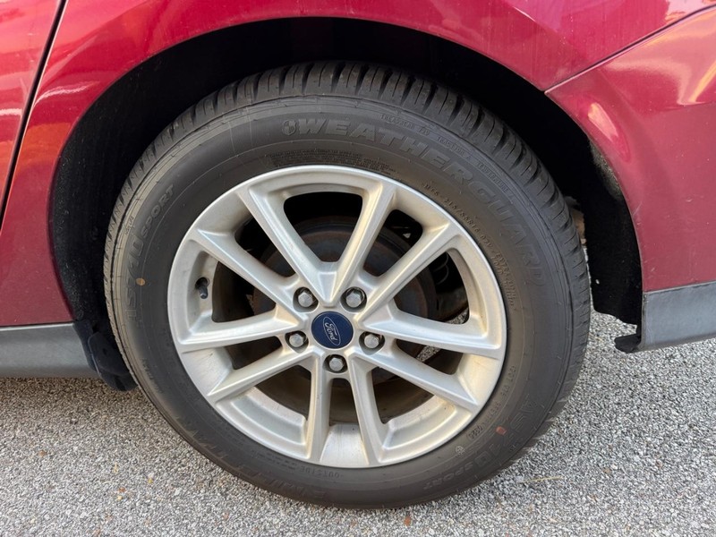 Ford Focus Vehicle Full-screen Gallery Image 2