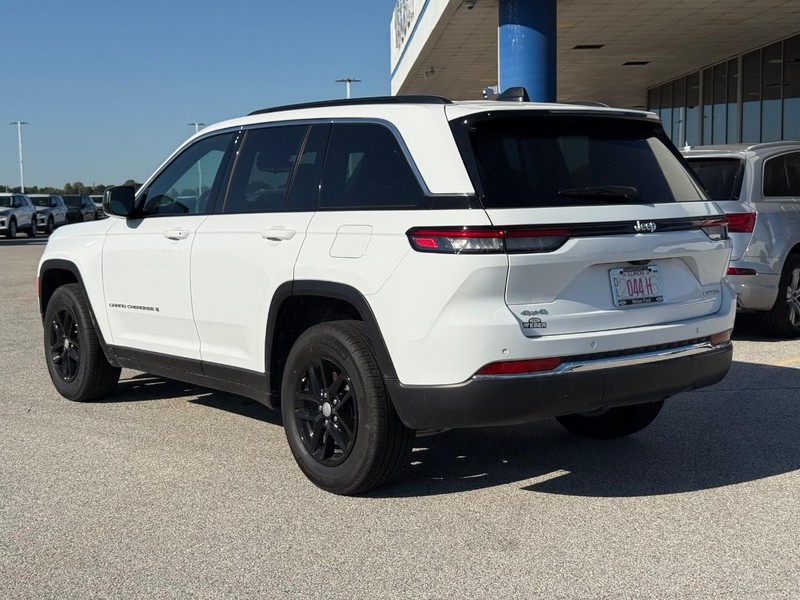 Jeep Grand Cherokee Vehicle Full-screen Gallery Image 3