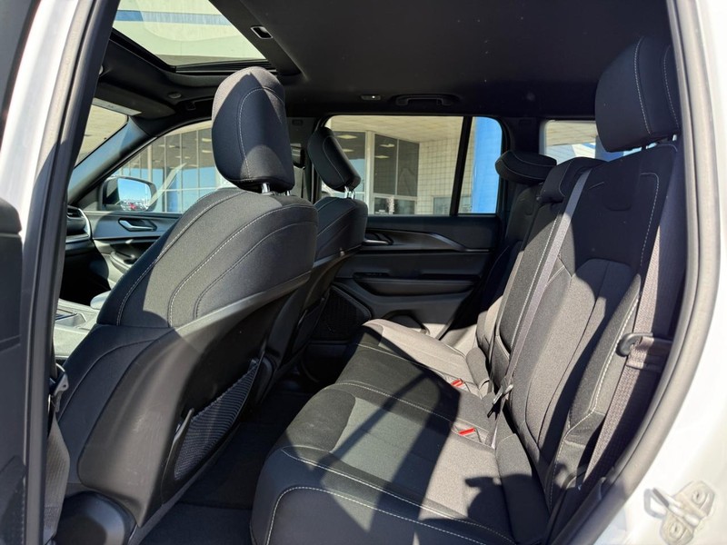 Jeep Grand Cherokee Vehicle Full-screen Gallery Image 10