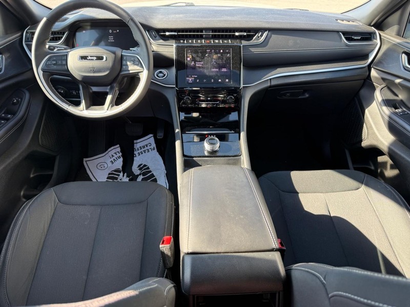 Jeep Grand Cherokee Vehicle Full-screen Gallery Image 12