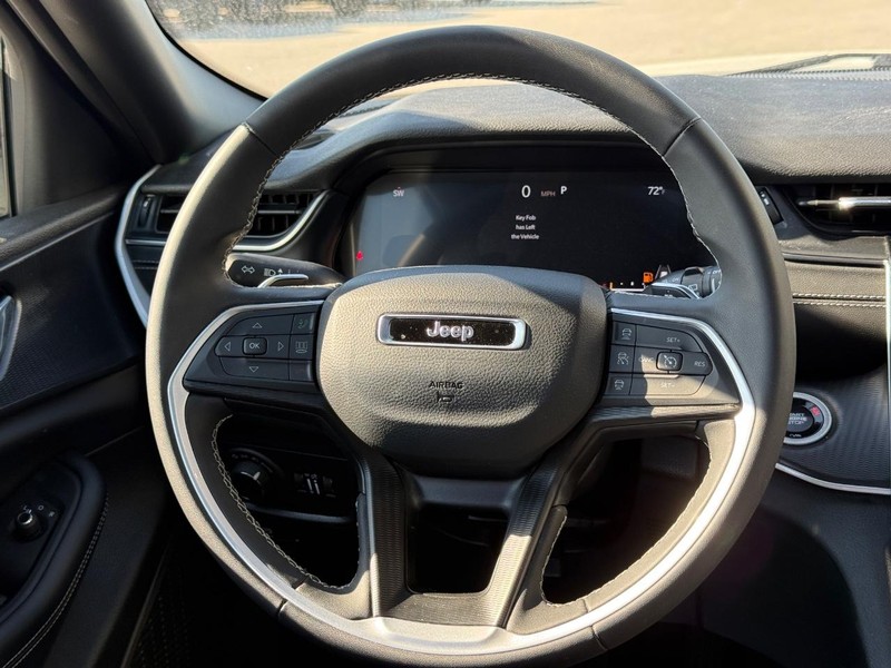 Jeep Grand Cherokee Vehicle Full-screen Gallery Image 13