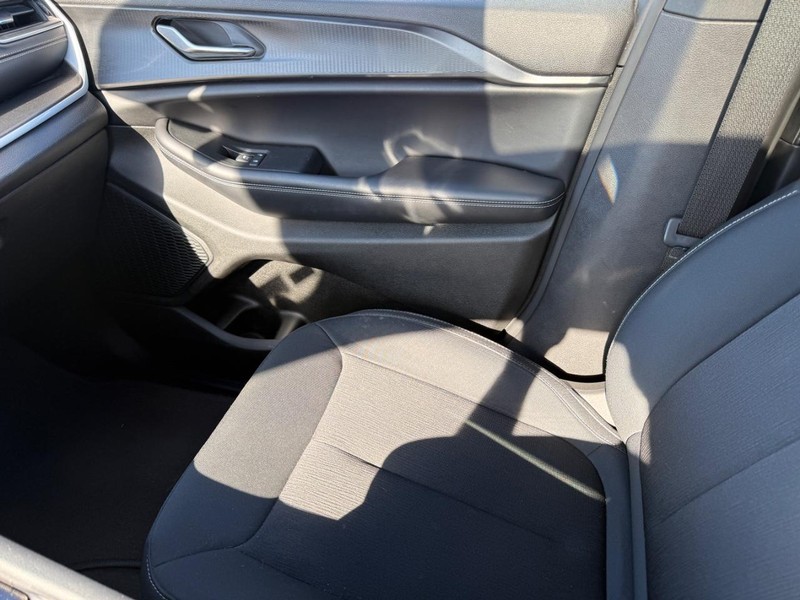 Jeep Grand Cherokee Vehicle Full-screen Gallery Image 21