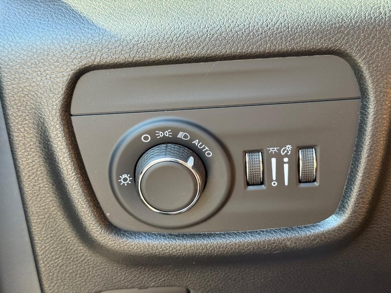 Jeep Grand Cherokee Vehicle Full-screen Gallery Image 23
