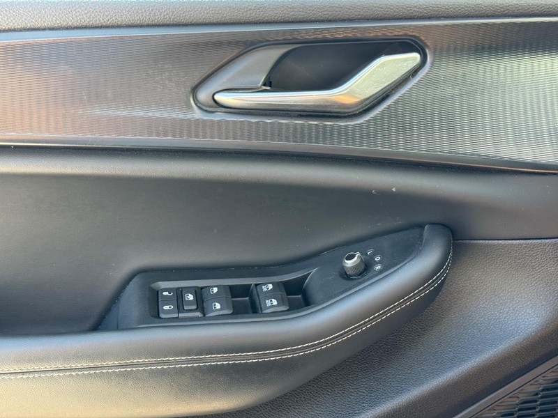 Jeep Grand Cherokee Vehicle Full-screen Gallery Image 24