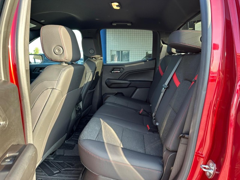 Chevrolet Colorado Vehicle Full-screen Gallery Image 10