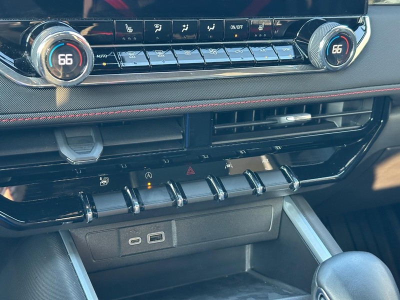Chevrolet Colorado Vehicle Full-screen Gallery Image 18