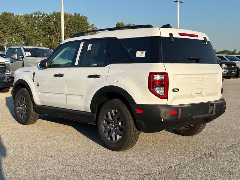 Ford Bronco Sport Vehicle Full-screen Gallery Image 3