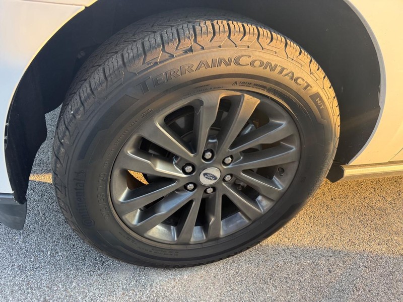Ford Expedition Vehicle Full-screen Gallery Image 3