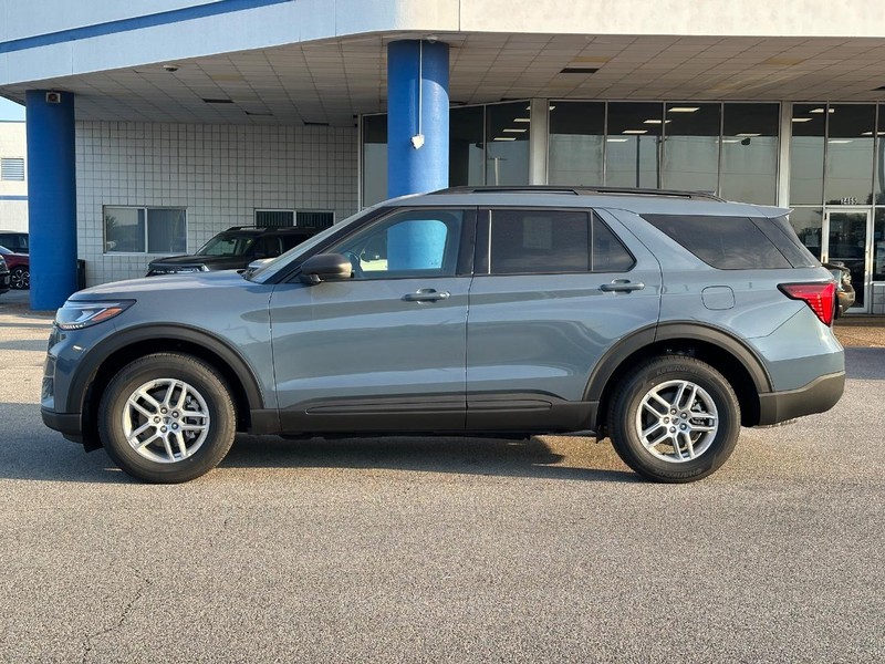 Ford Explorer Vehicle Full-screen Gallery Image 2